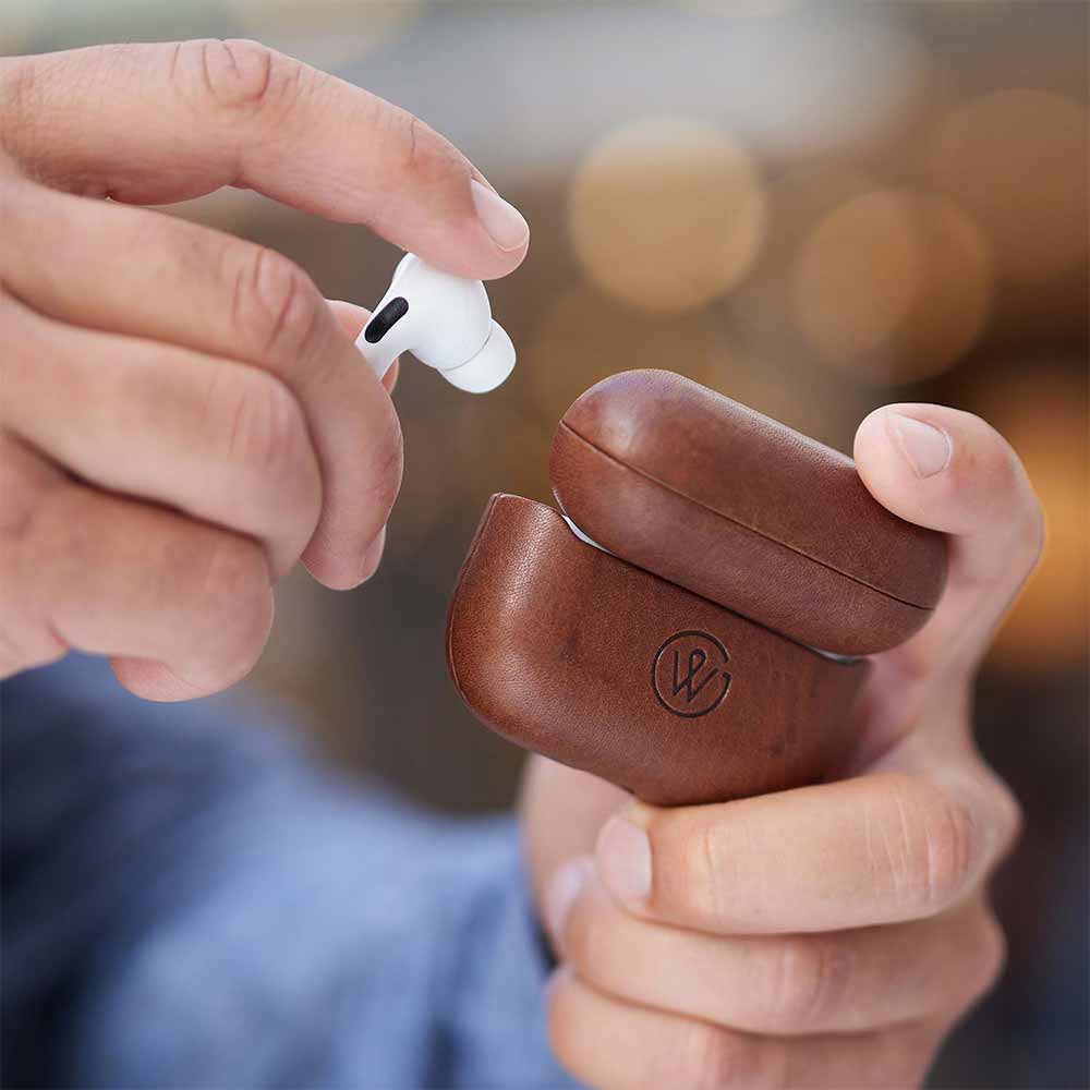 Zwei Hände halten aufgeklapptes Airpods Pro Case Leder von Goodwilhelm fest