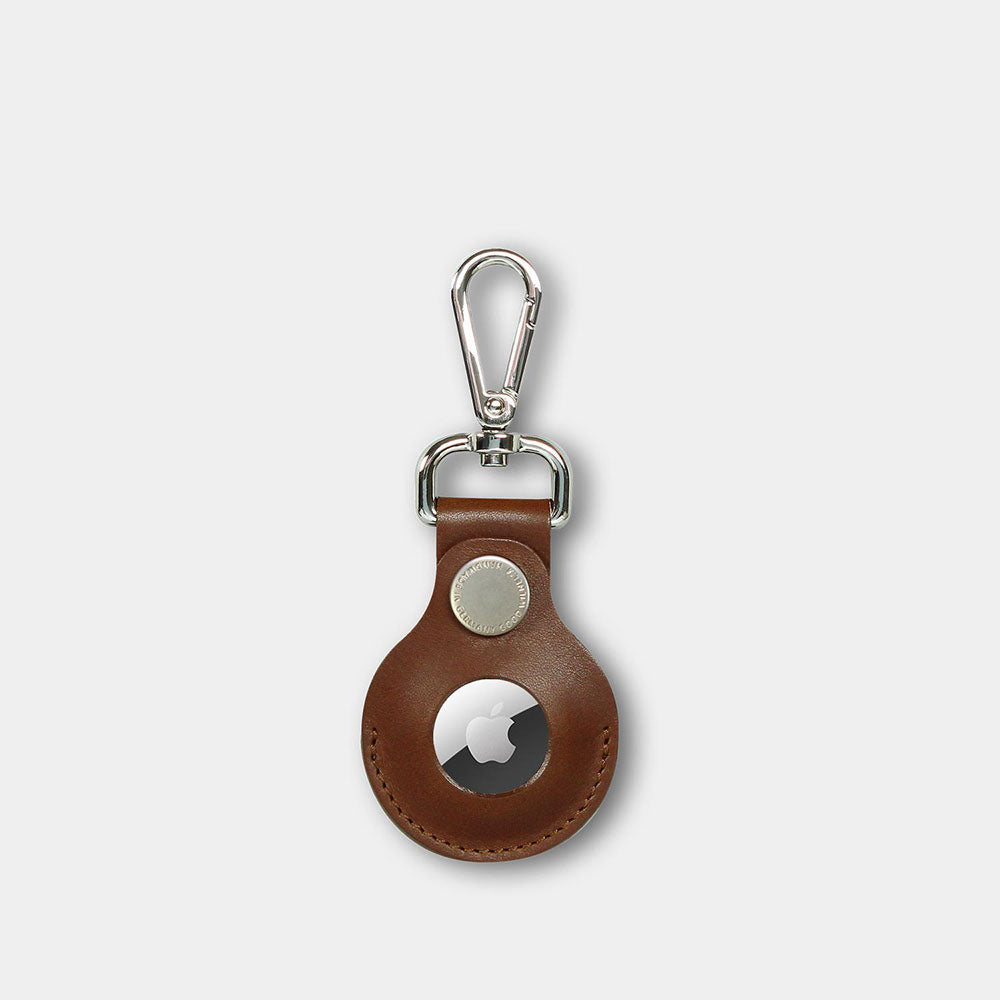 Vorderseite eines Airtag Anhängers aus hellbraunem Leder mit Karabiner