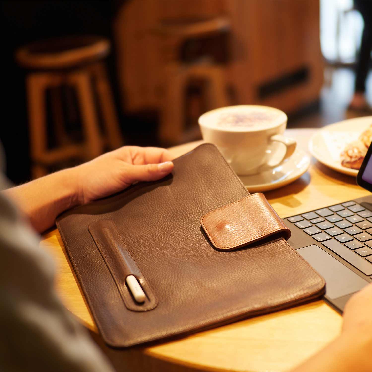 iPad Pro Hülle LUDWIG in der Farbe cognac auf einem Tisch