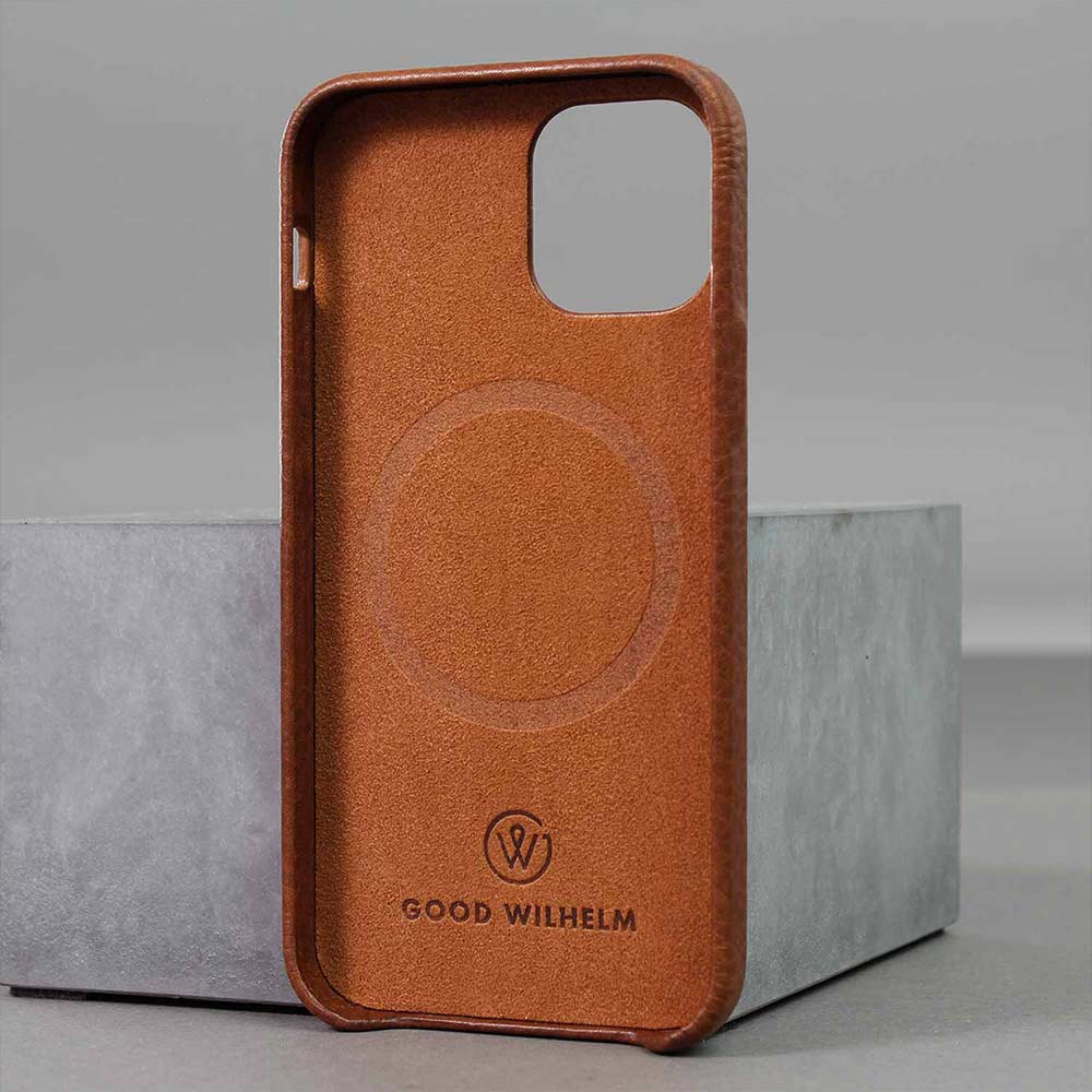 iPhone Hülle BRUNO von GoodWilhelm mit Vorderseite lehnt gegen einen Stein