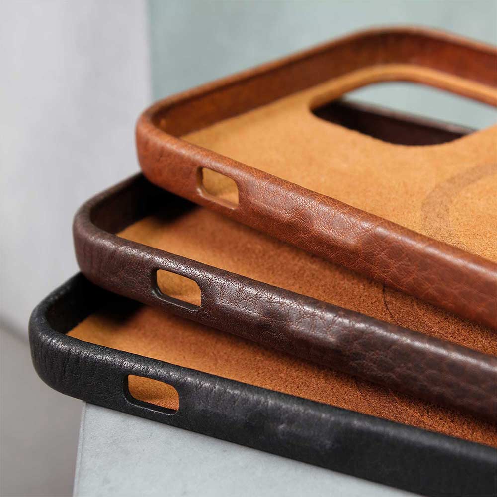 Drei iPhone Hüllen BRUNO mit Magsafe von GoodWilhelm liegen übereinander