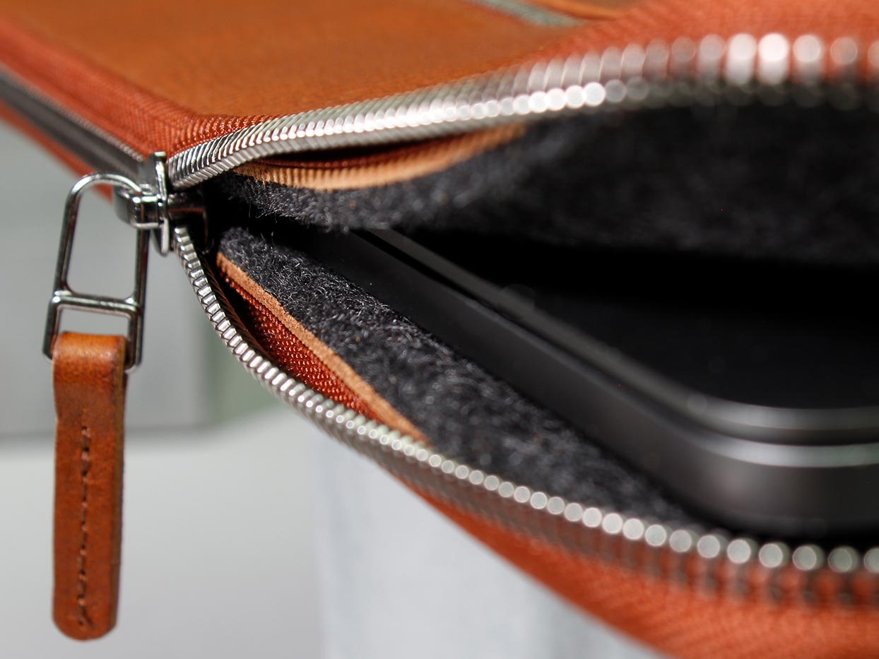 Eine offene Surface Laptop Tasche mit Reißverschluss von Good Wilhelm