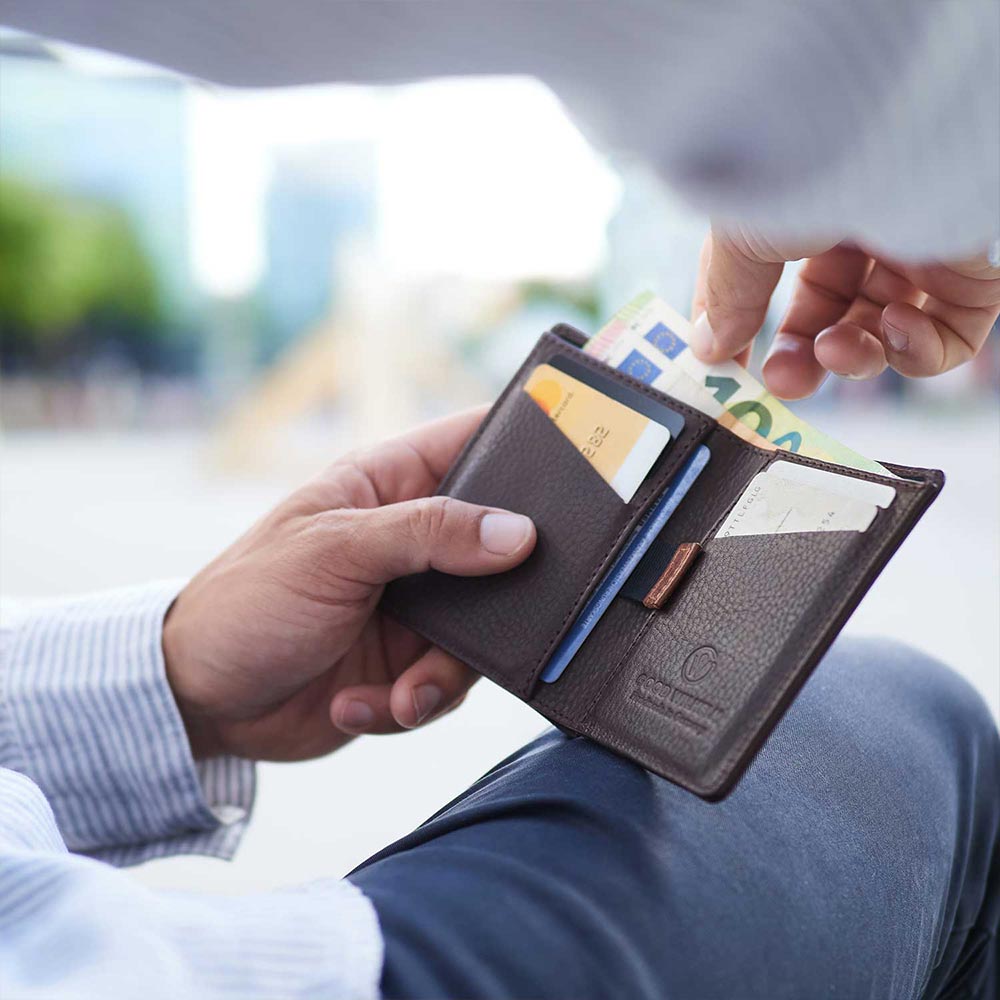 Geldbörse GUSTAV von Goodwilhelm in der Farbe chocolate mit Inhalt