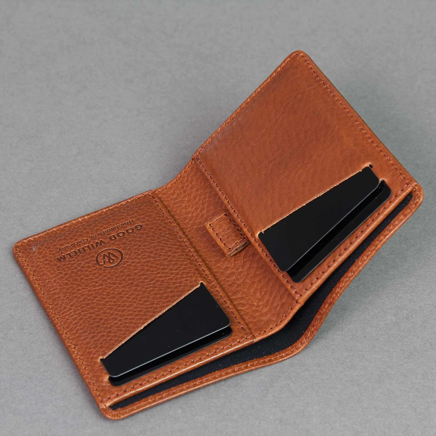 Geldbörse GUSTAV von Goodwilhelm aufgeklappt mit Scheinfach und Kreditkarten in der Farbe cognac