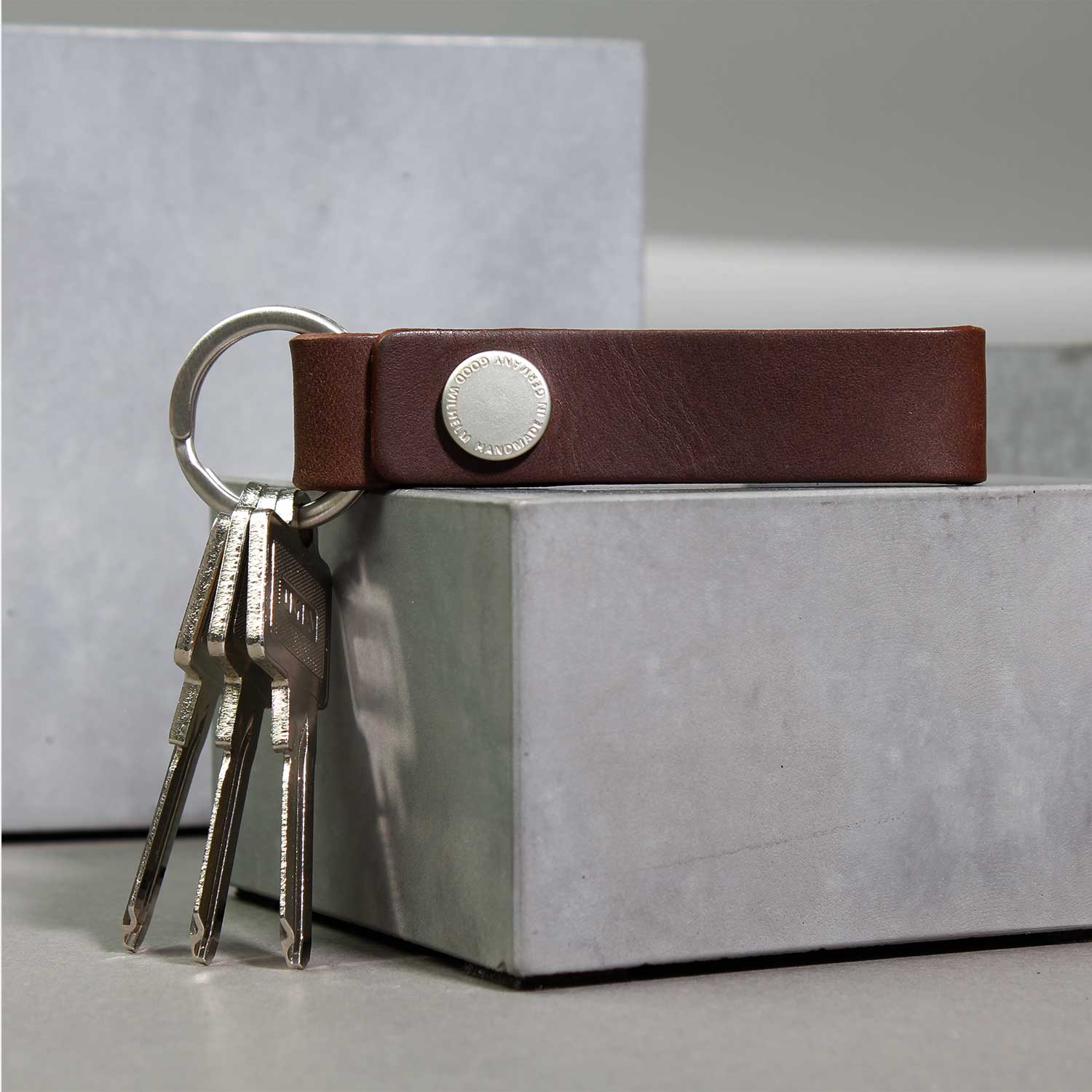 Personalisierbarer Schlüsselanhänger LEO von Goodwilhelm in der Farbe chocolate mit drei Schlüsseln