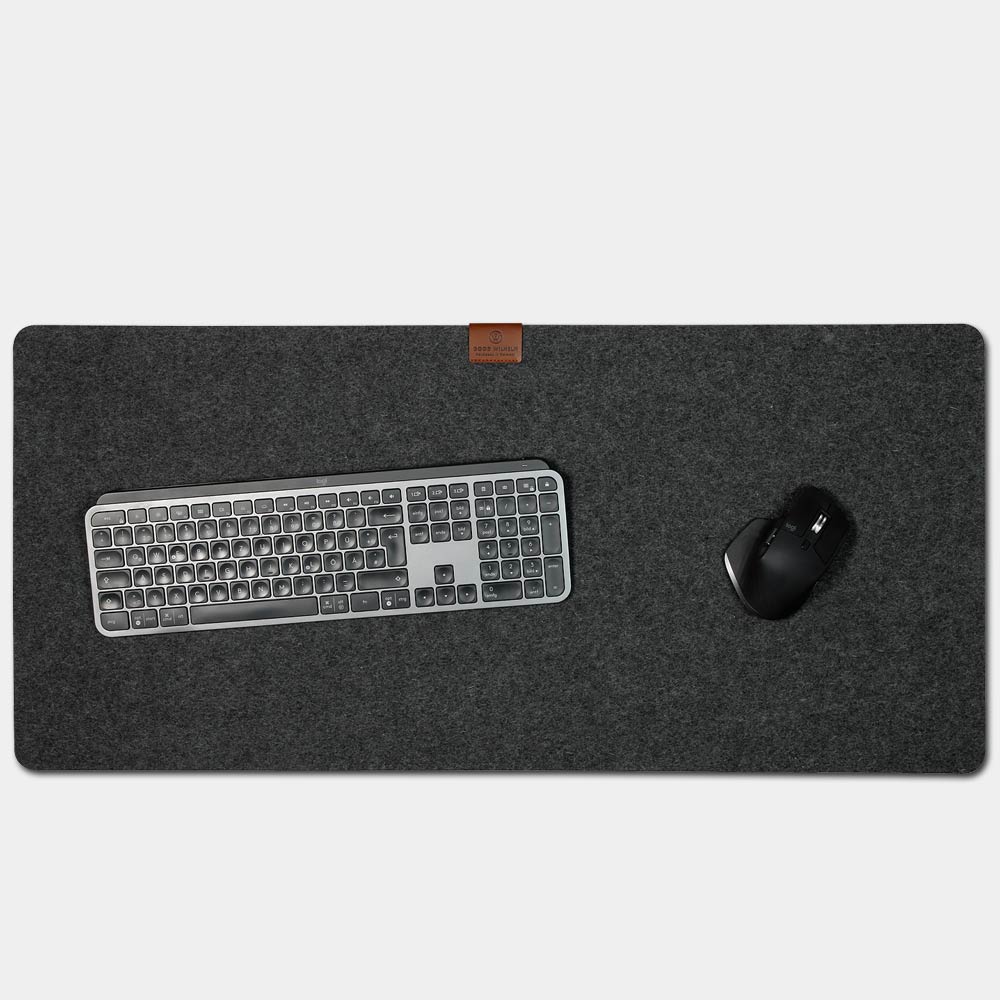 Schreibtischunterlage Filz in Anthrazit von Goodwilhelm