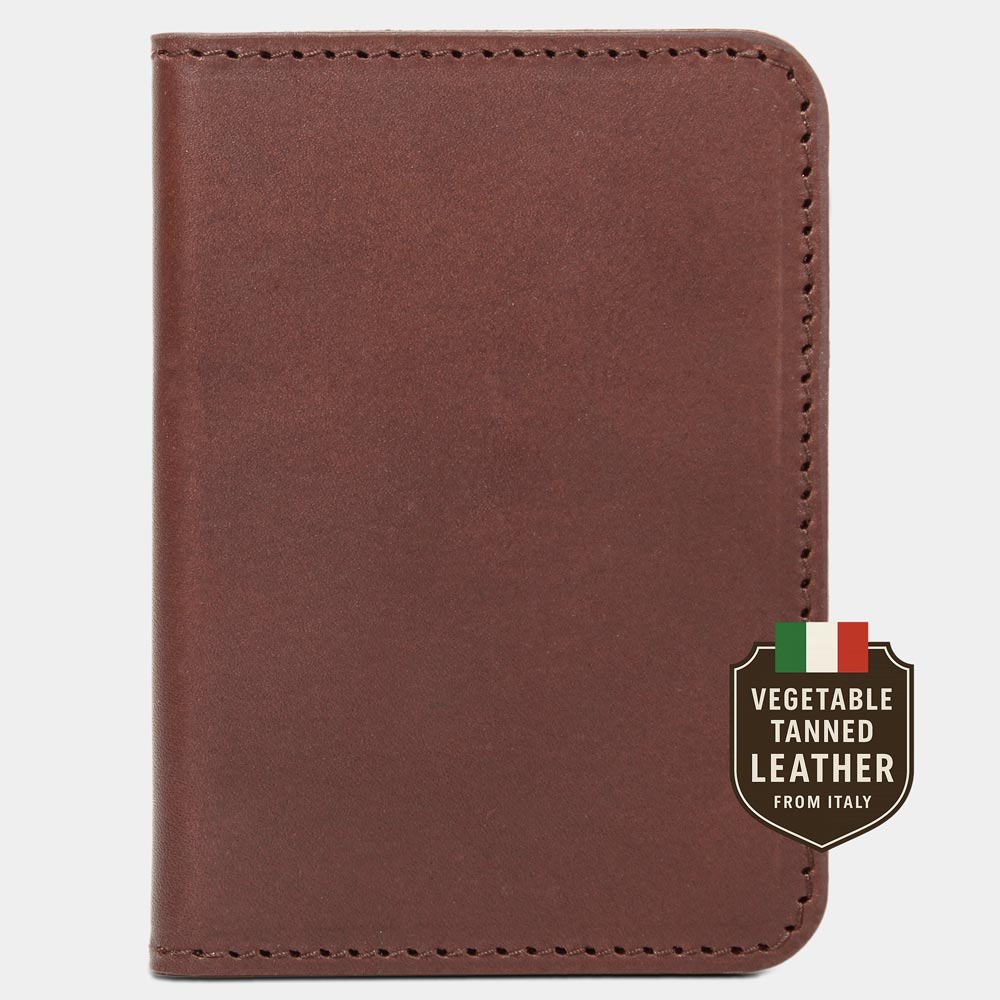 Vorderseite der GOOD WILHELM BiFold Wallet Arthur aus dunkel braunem , vegetabil gegerbtem Vacetta-Leder, handgefertigt in Deutschland.