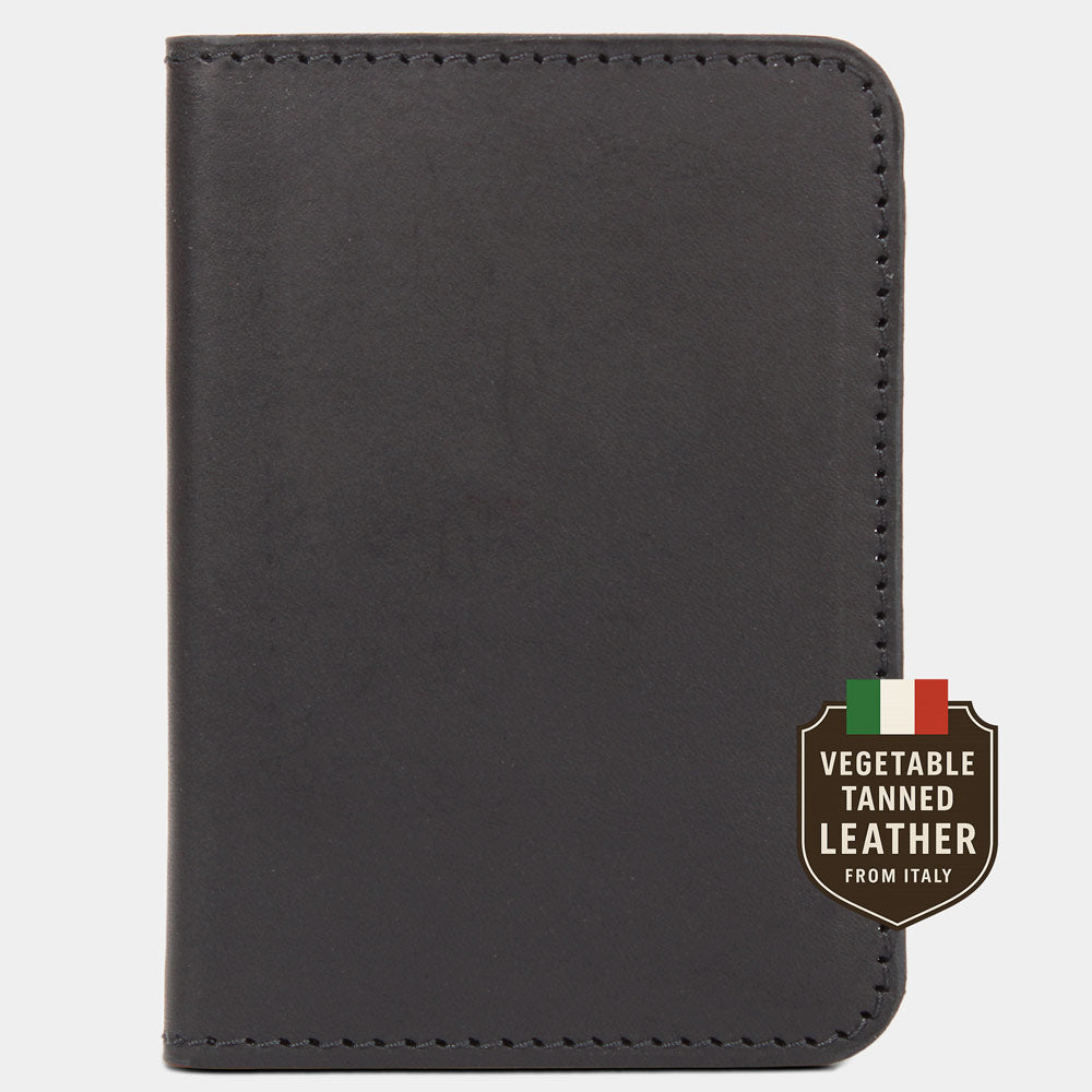 Vorderseite der GOOD WILHELM BiFold Wallet Arthur aus schwarzem , vegetabil gegerbtem Vacetta-Leder, handgefertigt in Deutschland.