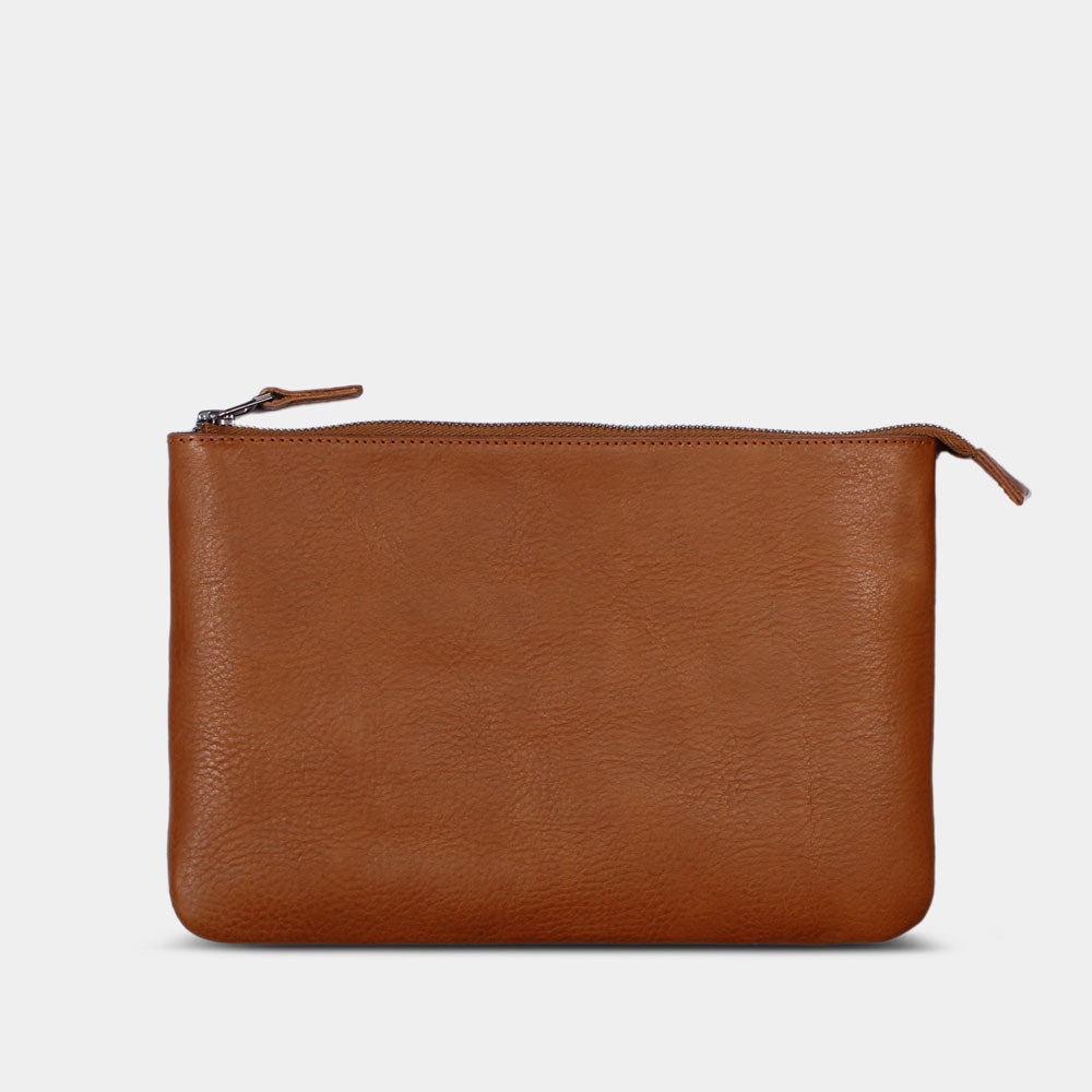 GOOD WILHELM Kabeltasche FRANZ aus Leder und Wollfilz in Cognac-Braun – Vorderseite, Freisteller