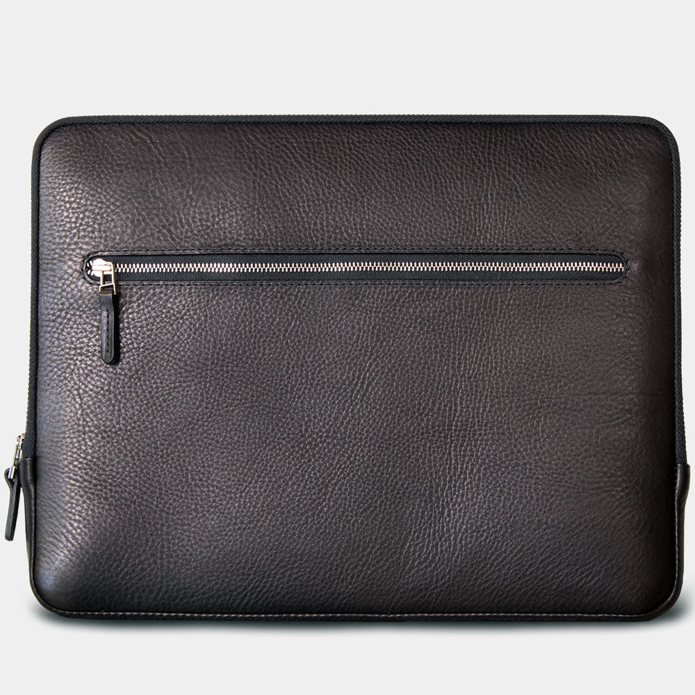 Freisteller und Vorderansicht einer Macbook Pro Leder Hülle von Good Wilhlem in Schwarz