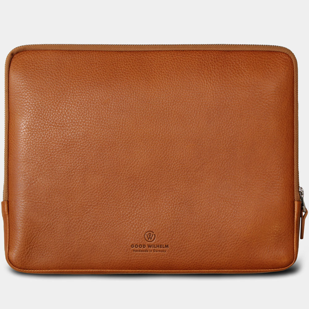 Freisteller und Rückansicht einer Macbook Pro Leder Hülle von Good Wilhelm in Cognac Braun