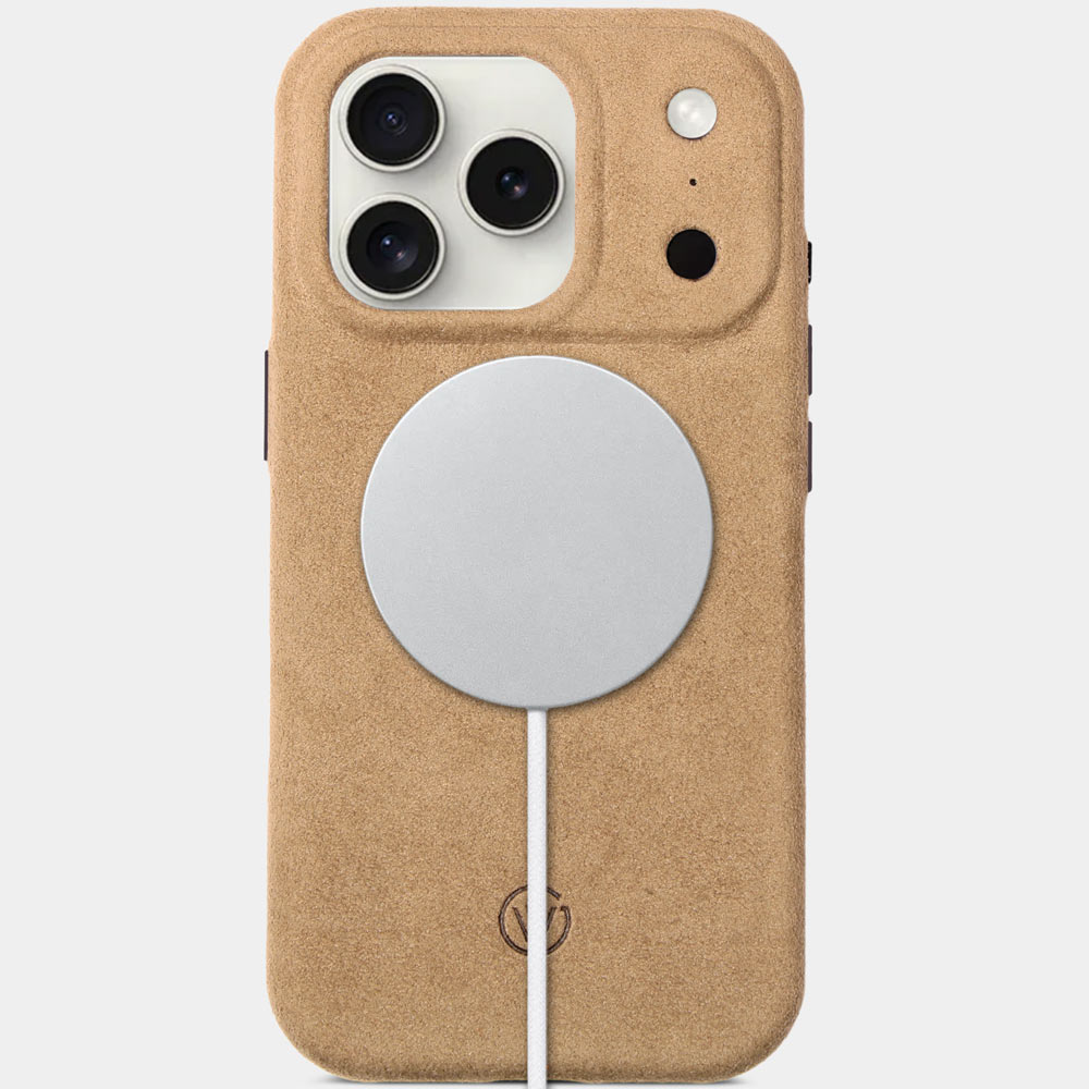 iPhone 17 Pro Alcantarahülle Baltic Sand – Vorderseite mit MagSafe Ladegerät, MagSafe kompatible Premium Alcantara Hülle von Good Wilhelm, auch für iPhone 17 Pro Max