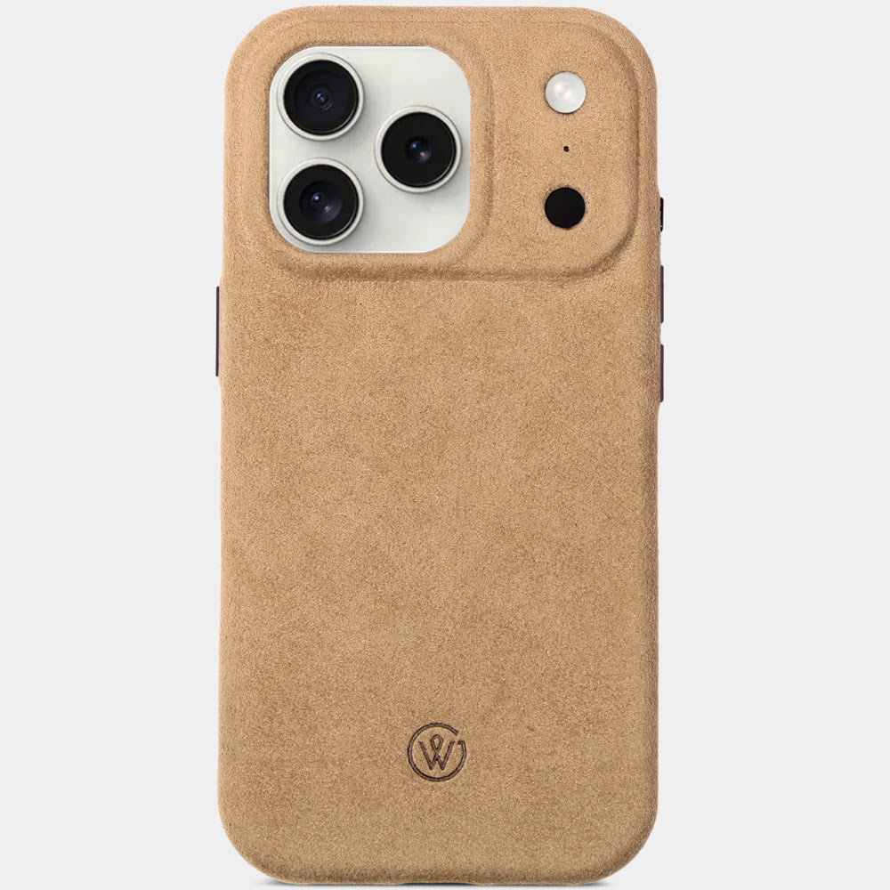 iPhone 17 Pro Alcantarahülle Baltic Sand von Good Wilhelm – Vorderseite mit iPhone, hochwertige Premium Alcantara Case, auch als iPhone 17 Pro Max Alcantarahülle erhältlich