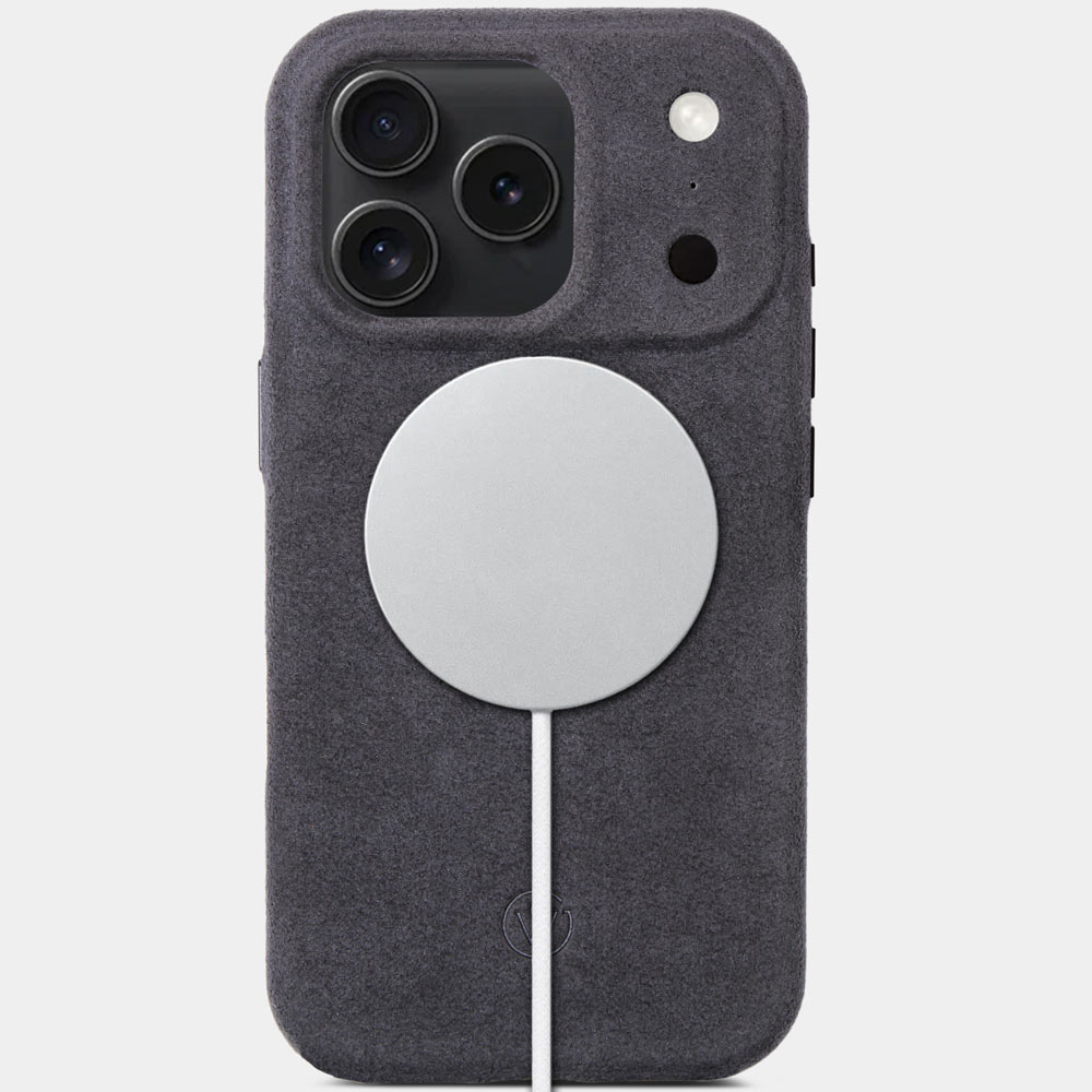 iPhone 17 Pro Alcantarahülle Charcoal Grey – Vorderseite mit MagSafe Ladegerät, hochwertige Alcantara Schutzhülle von Good Wilhelm, auch für iPhone 17 Pro Max kompatibel