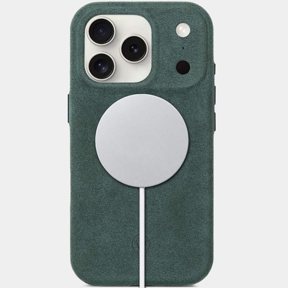 iPhone 17 Pro Alcantarahülle Imperial Green – Vorderseite mit MagSafe Ladegerät, Premium Alcantara Case von Good Wilhelm, auch für iPhone 17 Pro Max erhältlich