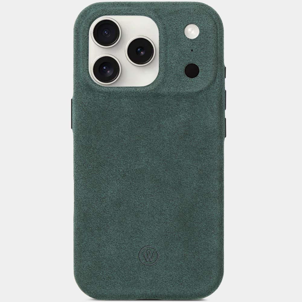 iPhone 17 Pro Alcantarahülle Imperial Green – Vorderseite mit iPhone, Premium Alcantara Hülle von Good Wilhelm, auch passend als iPhone 17 Pro Max Alcantarahülle