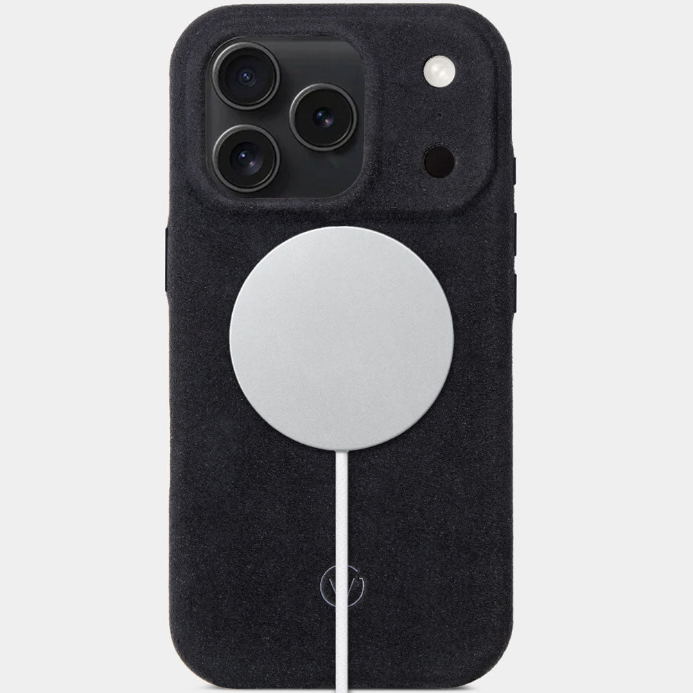 iPhone 17 Pro Alcantarahülle Midnight Black – Vorderseite mit MagSafe Ladegerät, edle Alcantara Hülle von Good Wilhelm, auch passend als iPhone 17 Pro Max Alcantarahülle