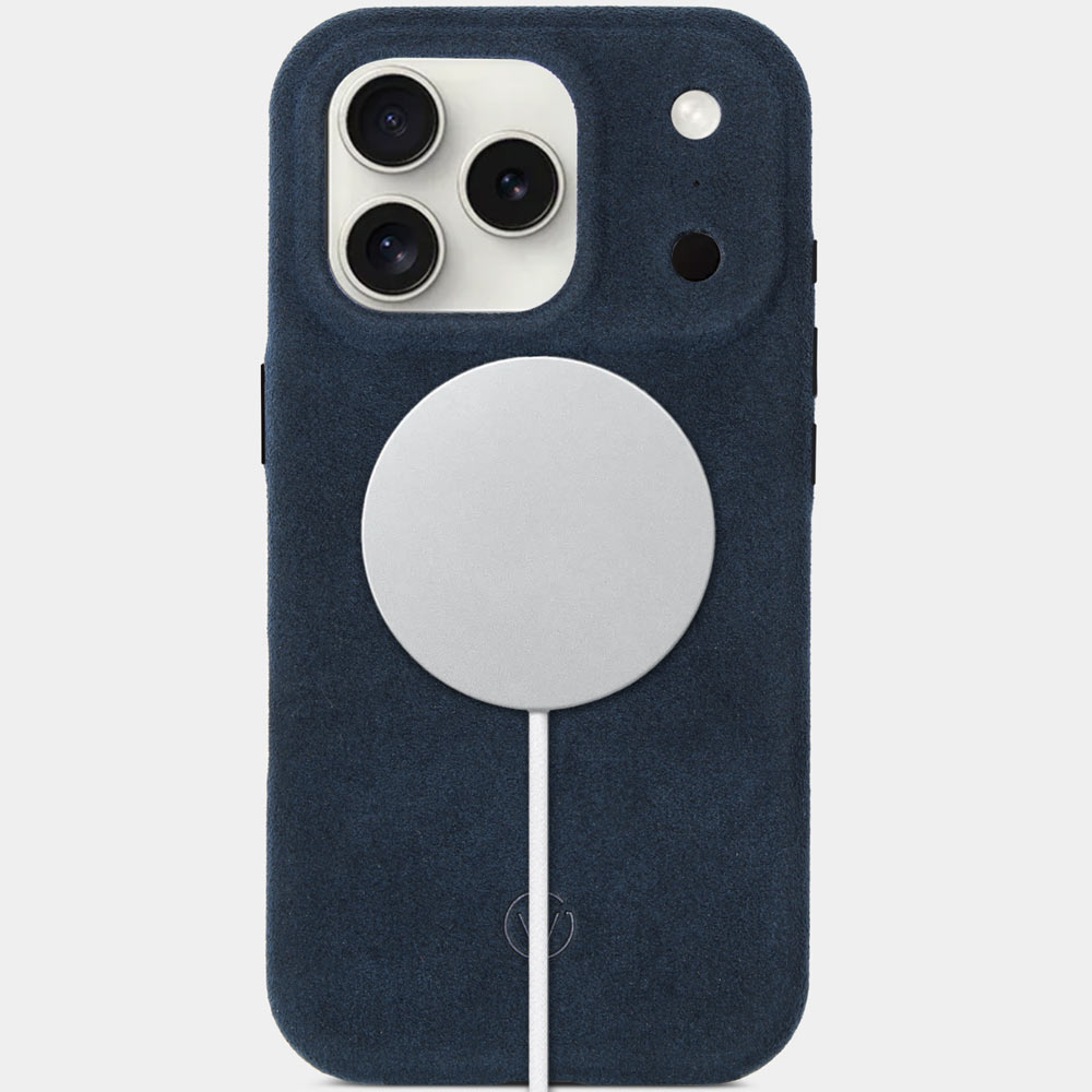 iPhone 17 Pro Alcantarahülle Nordic Blue – Vorderseite mit MagSafe Ladegerät, Premium Good Wilhelm Alcantara Case, auch als iPhone 17 Pro Max Alcantarahülle