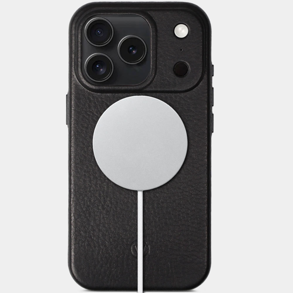 iPhone 17 Pro Hülle Leder Schwarz – Vorderseite mit MagSafe Ladegerät, edle Echtleder Schutzhülle von Good Wilhelm, kompatibel mit iPhone 17 Pro Max