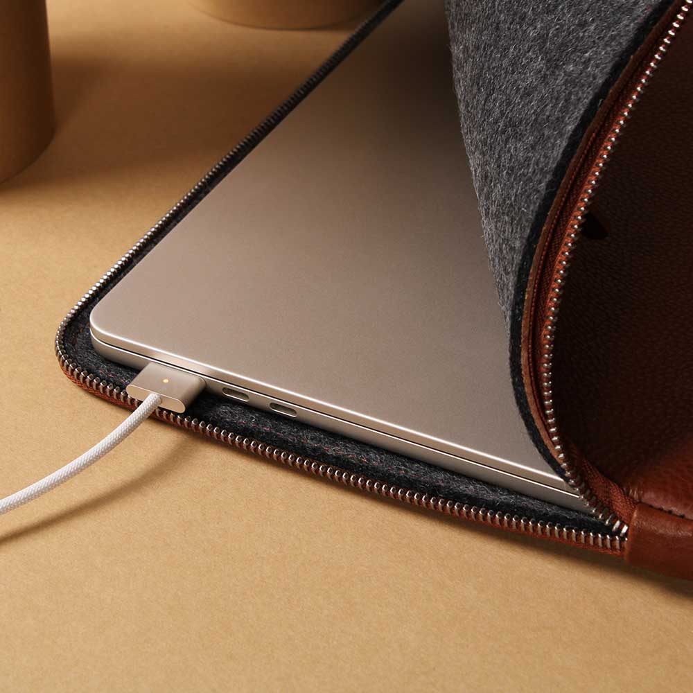 Macbook Tasche mit Macbook Air 15, das gerade geladen wird