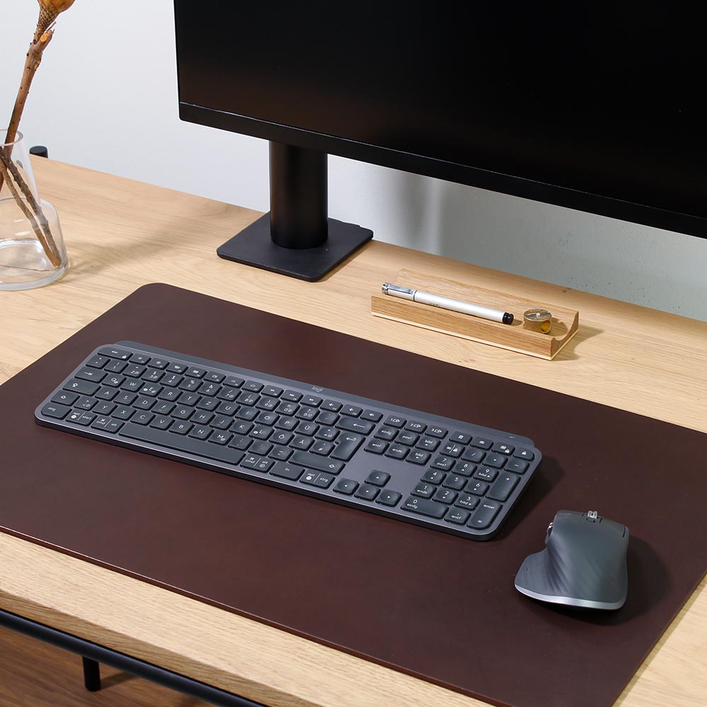 Schreibtischunterlage aus dunkelbraunem Leder auf Holztisch