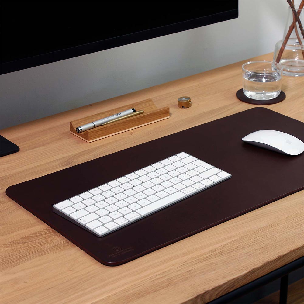 Tastatur und Computermaus liegen auf Schreibtischunterlage KARL in der Farbe chocolate von Goodwilhelm