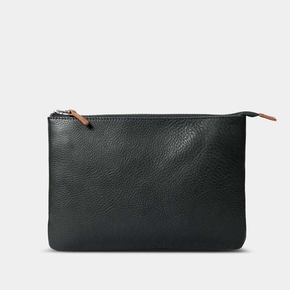 Auf einem Tisch steht eine Ledertasche aus schwarzem Leder