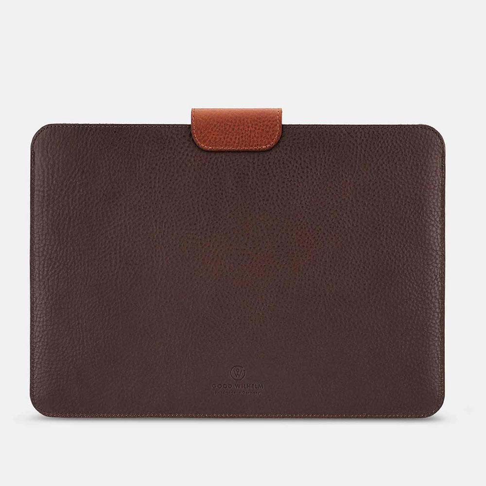 Rückseite des MacBook Hülle LUDWIG von Goodwilhelm in der Farbe chocolate