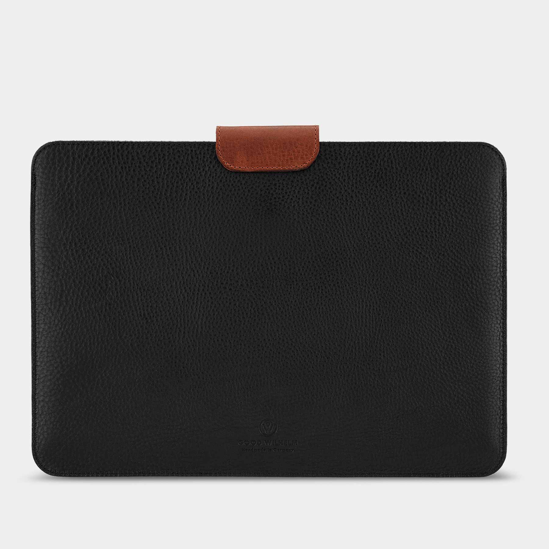 Rückseite der MacBook Pro Hülle LUDWIG von Goodwilhelm in der Farbe black
